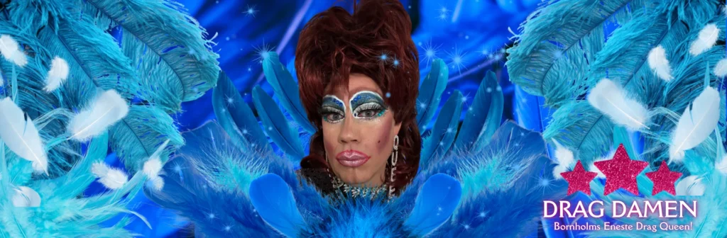 Bredt billede med blå fjer og et portræt af en drag queen i midten, logoet Drag Damen nederst til højre